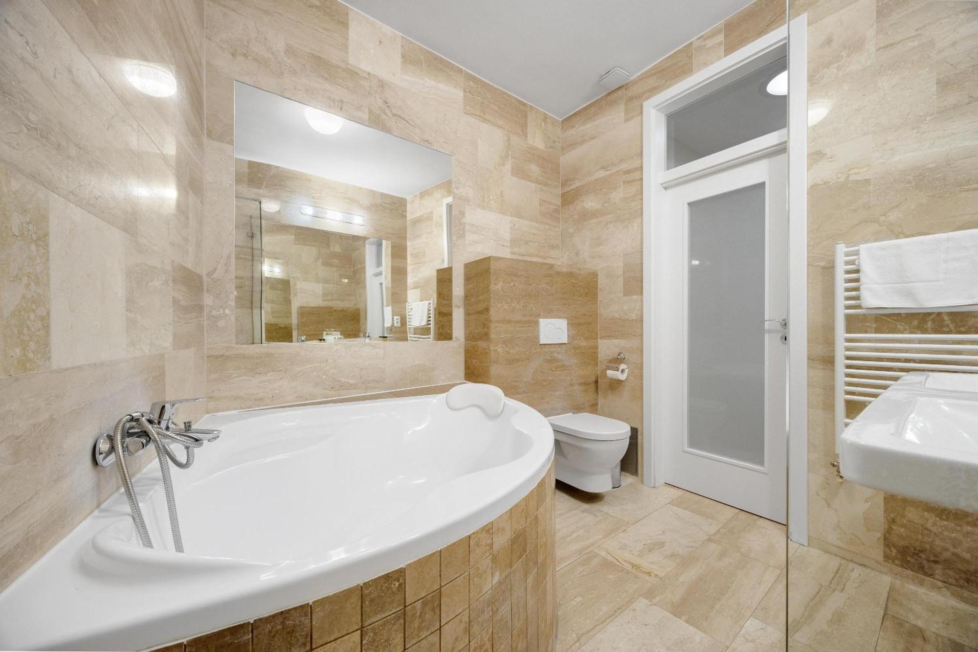 Hotel Reverie - Dependance, Check-In At Metropolitan Star Μπρατισλάβα Εξωτερικό φωτογραφία