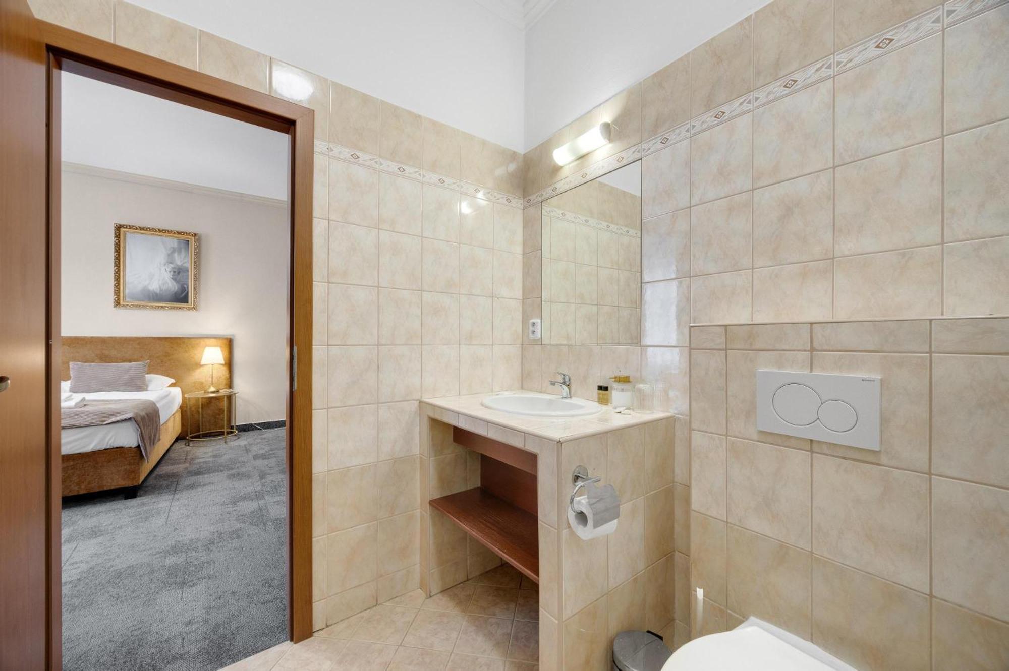 Hotel Reverie - Dependance, Check-In At Metropolitan Star Μπρατισλάβα Εξωτερικό φωτογραφία