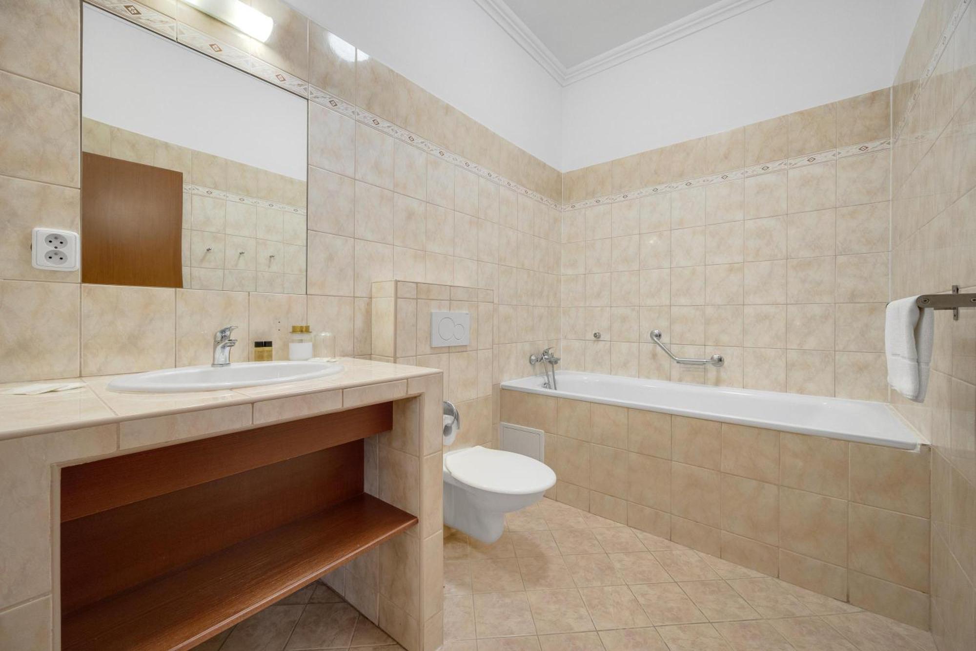 Hotel Reverie - Dependance, Check-In At Metropolitan Star Μπρατισλάβα Εξωτερικό φωτογραφία