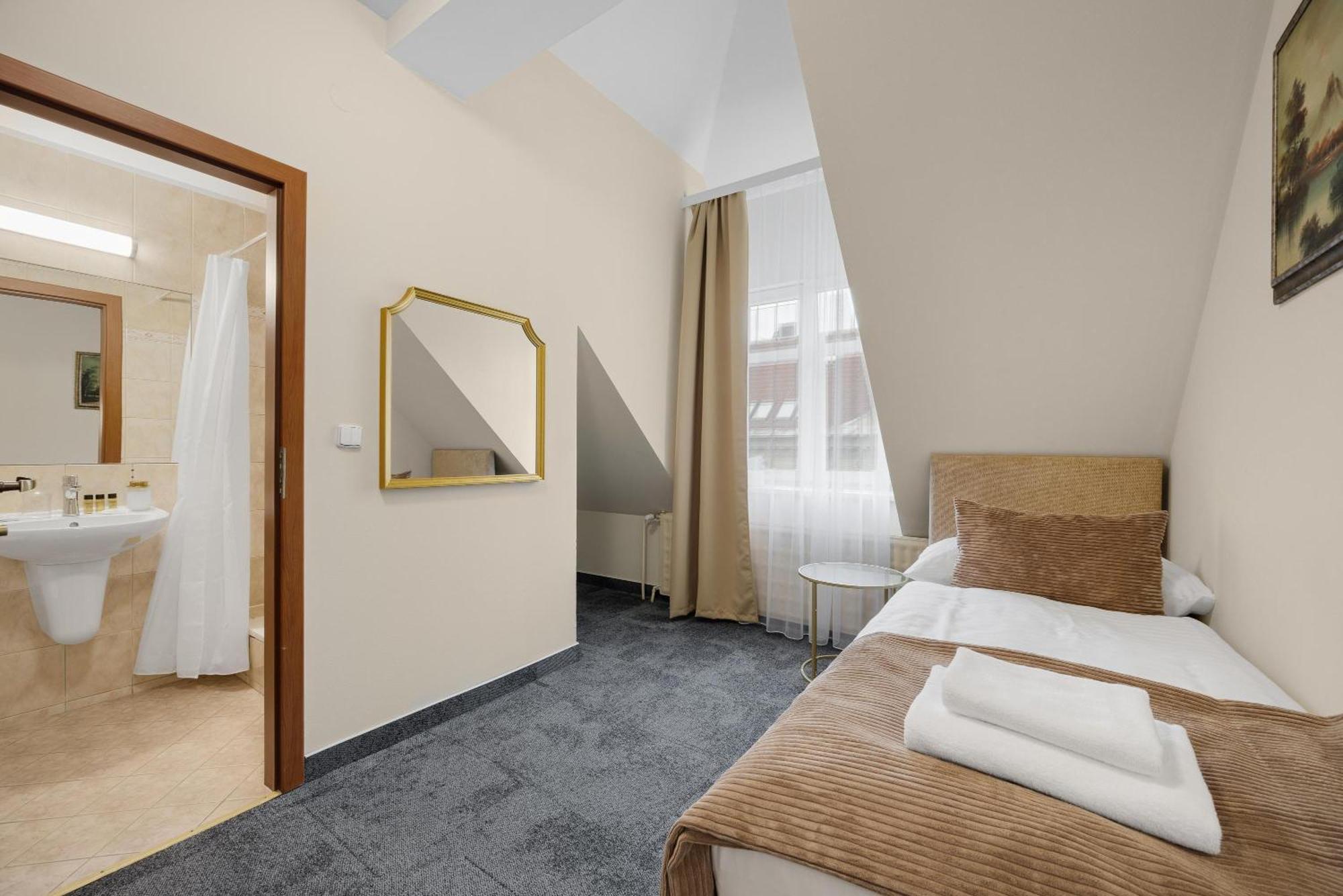 Hotel Reverie - Dependance, Check-In At Metropolitan Star Μπρατισλάβα Εξωτερικό φωτογραφία