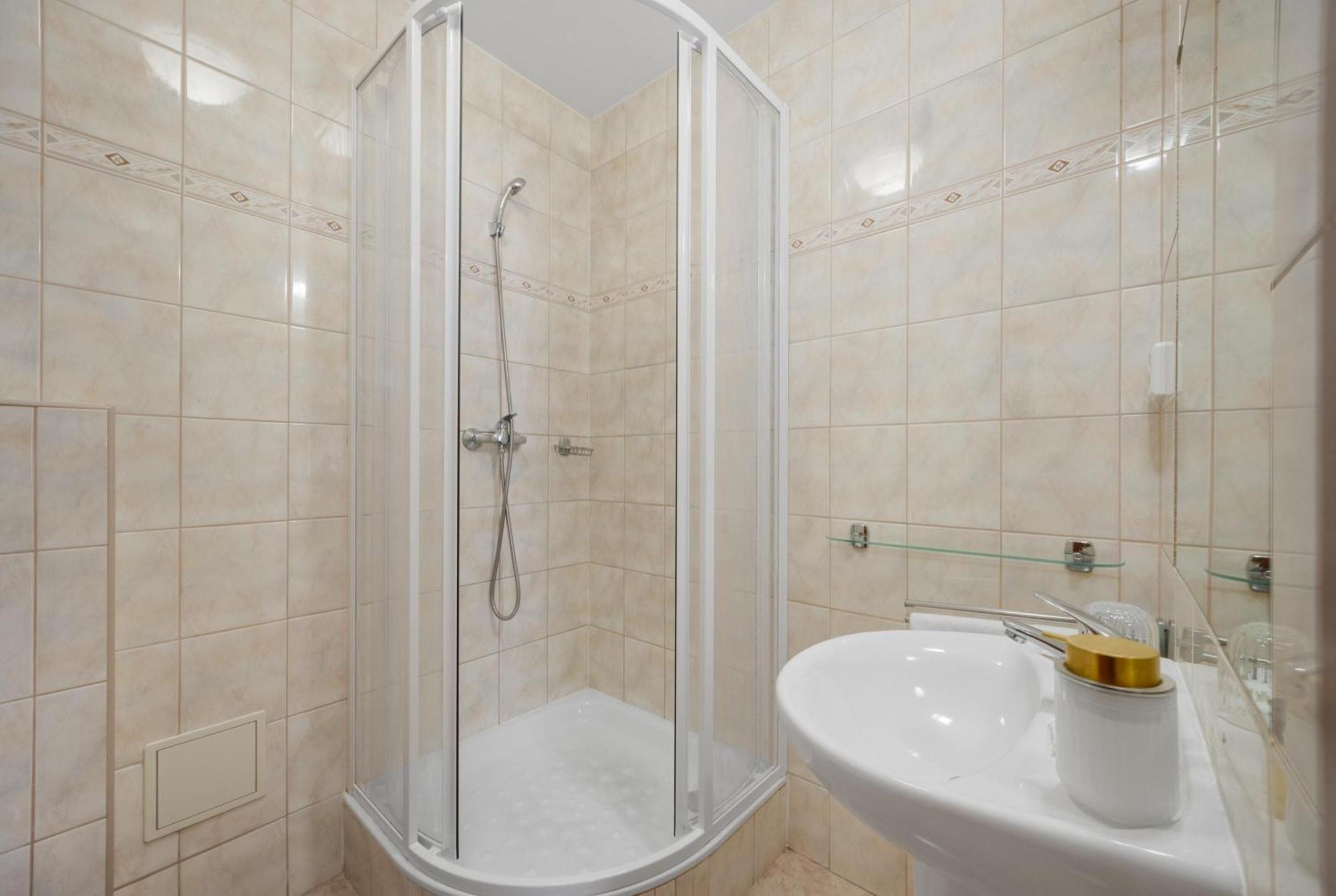 Hotel Reverie - Dependance, Check-In At Metropolitan Star Μπρατισλάβα Εξωτερικό φωτογραφία