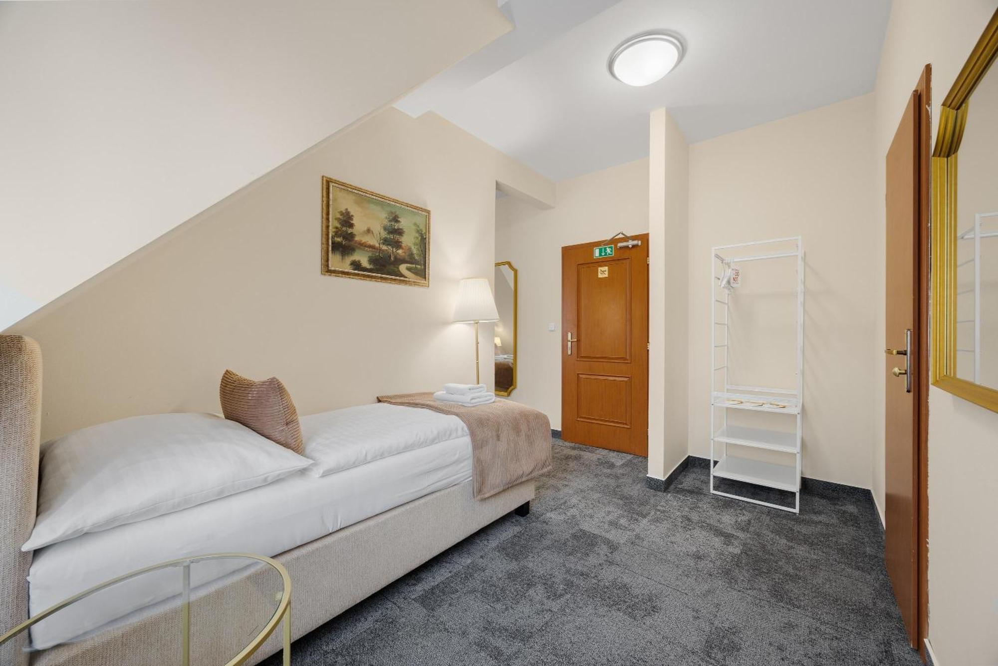 Hotel Reverie - Dependance, Check-In At Metropolitan Star Μπρατισλάβα Εξωτερικό φωτογραφία