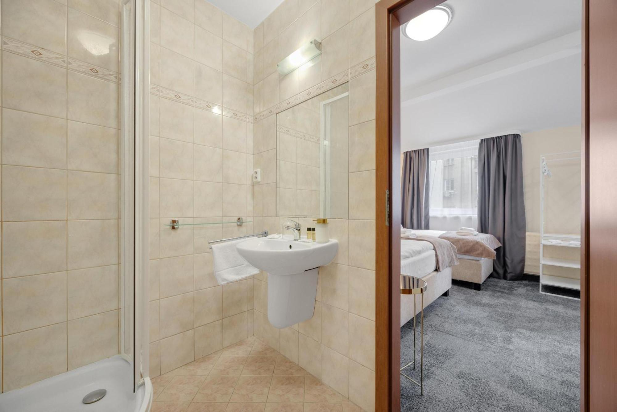 Hotel Reverie - Dependance, Check-In At Metropolitan Star Μπρατισλάβα Εξωτερικό φωτογραφία