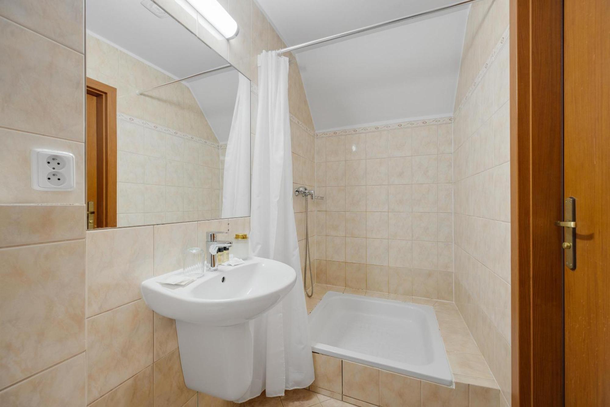 Hotel Reverie - Dependance, Check-In At Metropolitan Star Μπρατισλάβα Εξωτερικό φωτογραφία