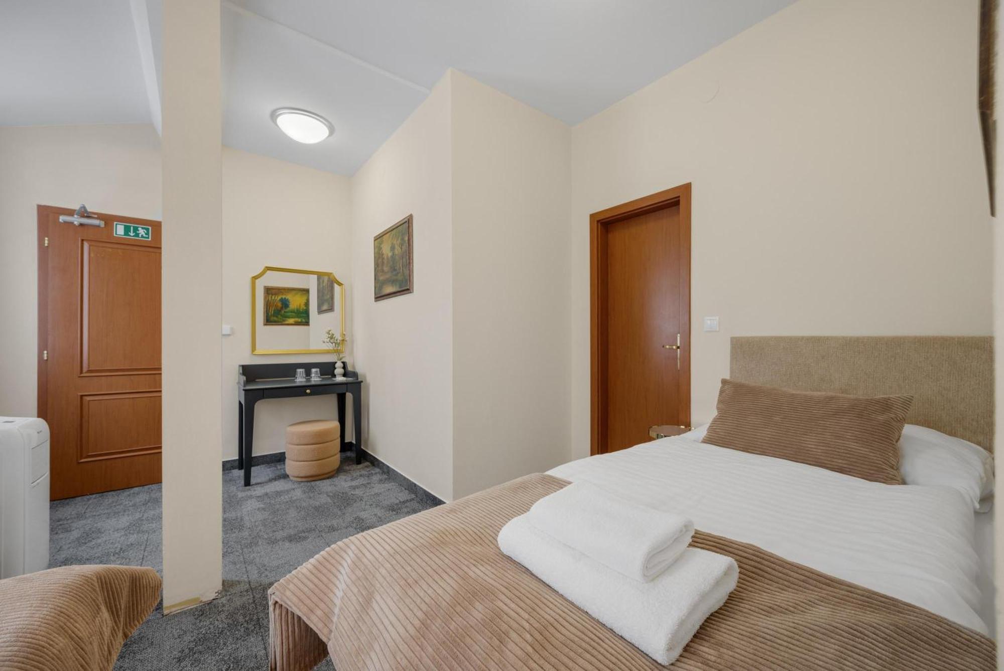 Hotel Reverie - Dependance, Check-In At Metropolitan Star Μπρατισλάβα Εξωτερικό φωτογραφία