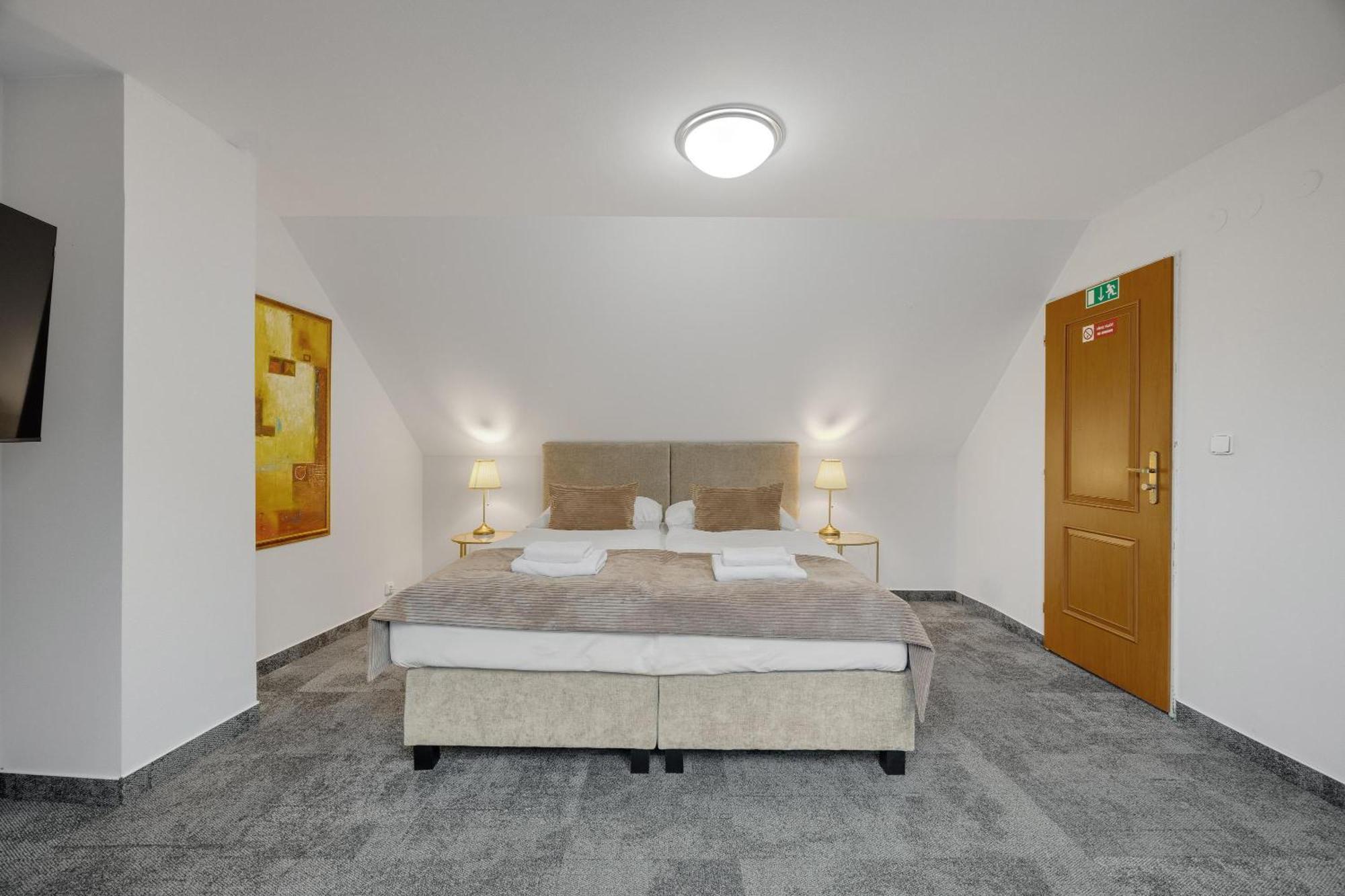 Hotel Reverie - Dependance, Check-In At Metropolitan Star Μπρατισλάβα Εξωτερικό φωτογραφία