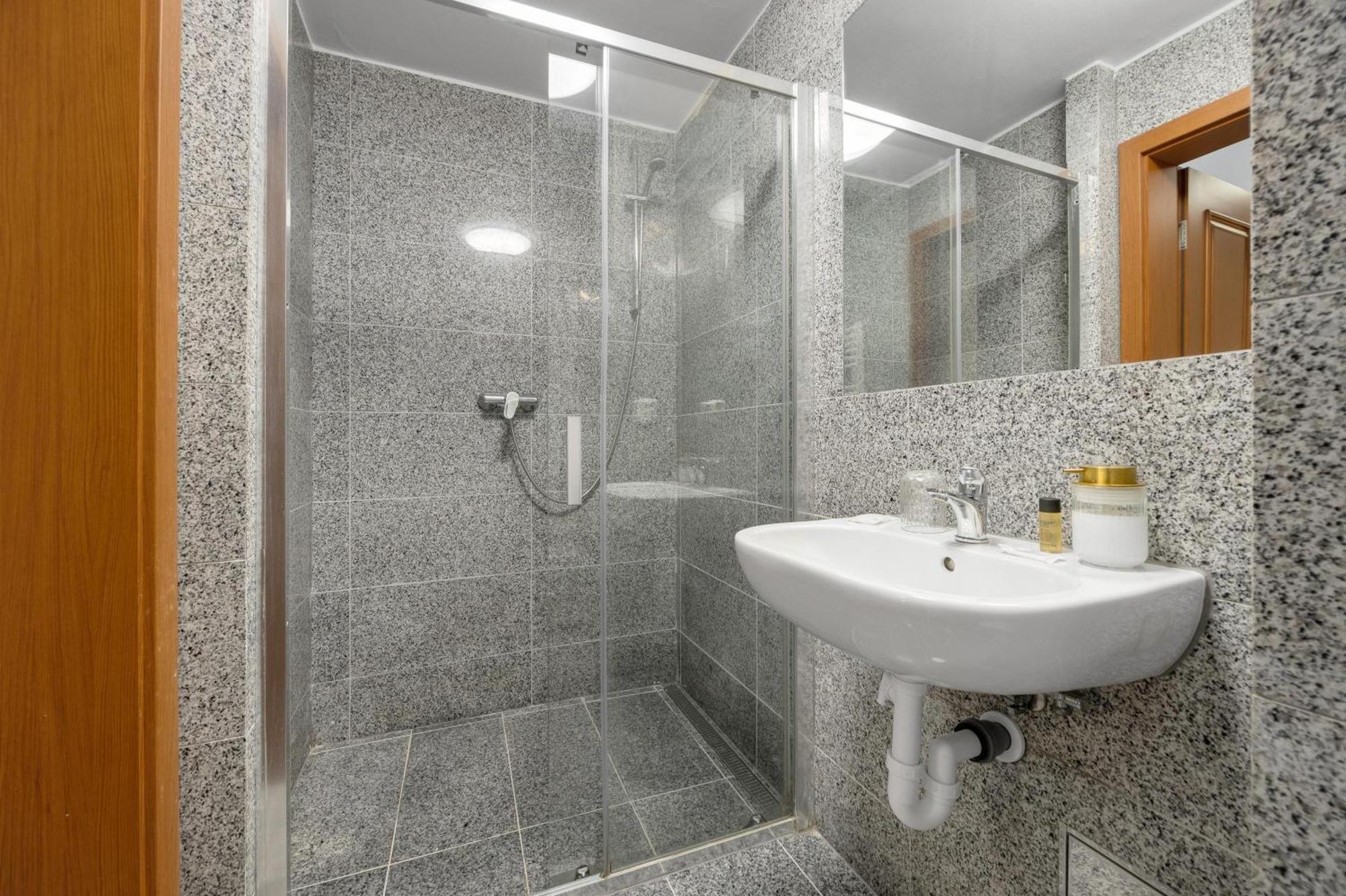 Hotel Reverie - Dependance, Check-In At Metropolitan Star Μπρατισλάβα Εξωτερικό φωτογραφία